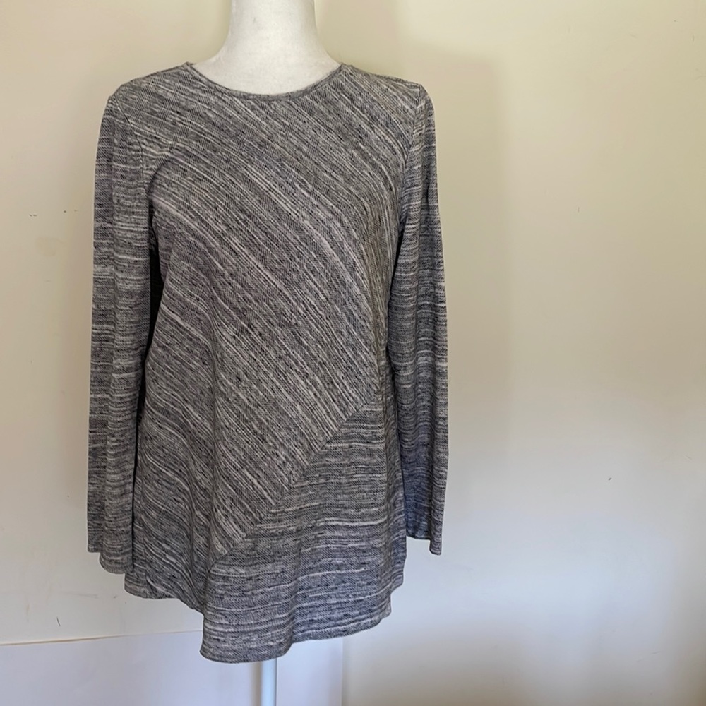J.Jill medium asymmetrical long sleeve knit top w/flare at hem in grey/white.
